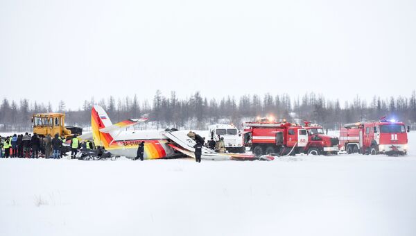 Сотрудники МЧС на месте падения самолёта Ан-2 в аэропорту Нарьян-Мара Сотрудники МЧС на месте падения самолёта Ан-2 в аэропорту Нарьян-Мара