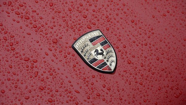 Значок немецкой автомобильной компании Porsche. Архивное фото Значок немецкой автомобильной компании Porsche. Архивное фото