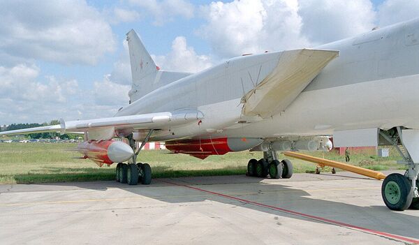 Самолет Ту-22М с ракетами Х-22 Самолет Ту-22М с ракетами Х-22