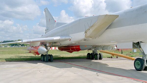 Самолет Ту-22М с ракетами Х-22 Самолет Ту-22М с ракетами Х-22
