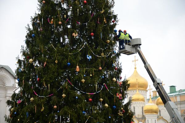 Рабочие украшают новогоднюю елку на Соборной площади Кремля. 21 декабря 2017 Рабочие украшают новогоднюю елку на Соборной площади Кремля. 21 декабря 2017