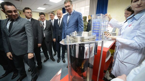 Президент Сербии Александр Вучич во время осмотра технологи жидкостного дыхания в рамках встречи с Дмитрием Рогозиным Президент Сербии Александр Вучич во время осмотра технологи жидкостного дыхания в рамках встречи с Дмитрием Рогозиным