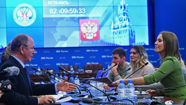 Телеведущая Ксения Собчак во время подачи документов в ЦИК России по выдвижению кандидатом на президентских выборах в 2018 году Телеведущая Ксения Собчак во время подачи документов в ЦИК России по выдвижению кандидатом на президентских выборах в 2018 году