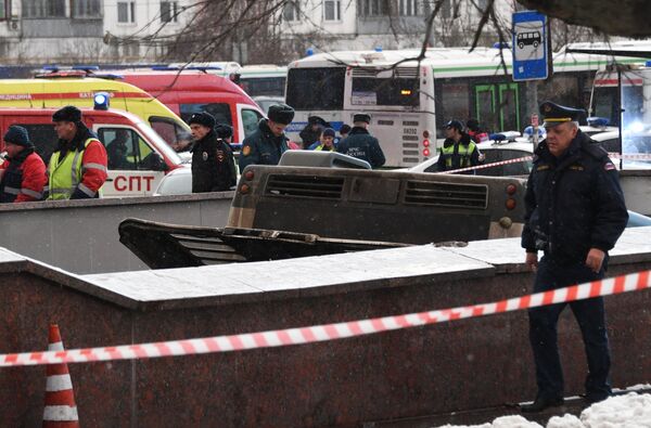 Автобус въехал в подземный переход у станции метро Славянский бульвар в Москве Автобус въехал в подземный переход у станции метро Славянский бульвар в Москве
