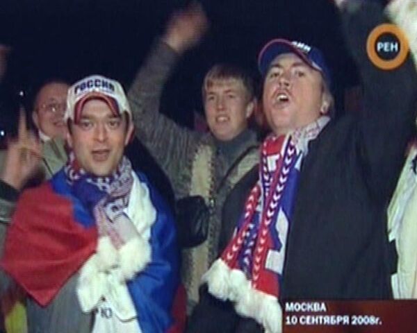 Россияне играют и выигрывают: футбольный матч Россия - Уэльс Россияне играют и выигрывают: футбольный матч Россия - Уэльс