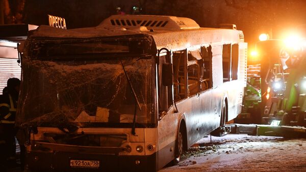 Эвакуация автобуса, въехавшего в подземный переход у станции метро Славянский бульвар в Москве. 25 декабря 2017 Эвакуация автобуса, въехавшего в подземный переход у станции метро Славянский бульвар в Москве. 25 декабря 2017