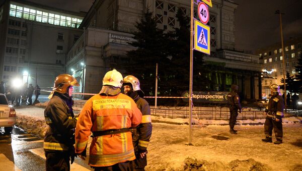 Сотрудники полиции и МЧС у входа в магазин Перекресток в Санкт-Петербурге, где произошел взрыв. 27 декабря 2017 Сотрудники полиции и МЧС у входа в магазин Перекресток в Санкт-Петербурге, где произошел взрыв. 27 декабря 2017