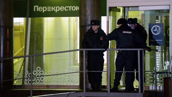 Сотрудники полиции у входа в магазин Перекресток в Санкт-Петербурге, где произошел взрыв. 27 декабря 2017 Сотрудники полиции у входа в магазин Перекресток в Санкт-Петербурге, где произошел взрыв. 27 декабря 2017