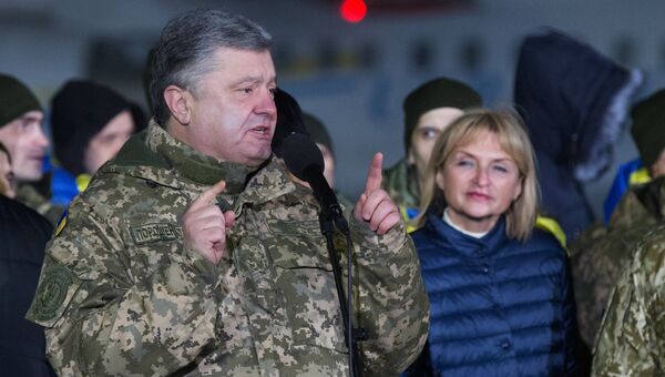 Президент Украины Петр Порошенко во время встречи украинских военнопленных в аэропорту Борисполь. 28 декабря 2017 Президент Украины Петр Порошенко во время встречи украинских военнопленных в аэропорту Борисполь. 28 декабря 2017