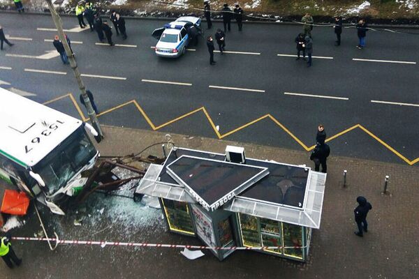 Пассажирский автобус въехал в остановку на Сходненской улице в Москве. 29 декабря 2017 Пассажирский автобус въехал в остановку на Сходненской улице в Москве. 29 декабря 2017