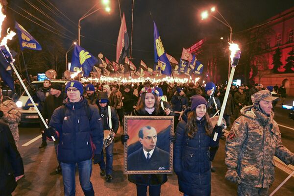 Активисты различных националистических партий во время митинга в честь 109-летия Степана Бандеры в Киеве, Украина. 1 января 2018 Активисты различных националистических партий во время митинга в честь 109-летия Степана Бандеры в Киеве, Украина. 1 января 2018