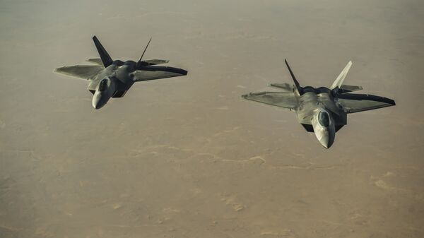 Американские истребители F-22 Raptor над территорией Сирии Американские истребители F-22 Raptor над территорией Сирии