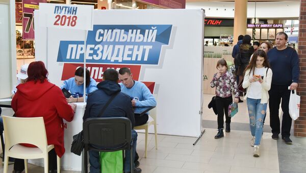 Жители Симферополя в пункте сбора подписей по выдвижению Владимира Путина на президентских выборах в 2018 году Жители Симферополя в пункте сбора подписей по выдвижению Владимира Путина на президентских выборах в 2018 году