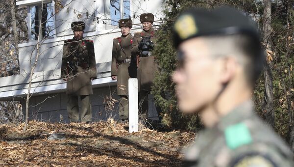 Военнослужащие КНДР и Южной Кореи. Архивное фото Военнослужащие КНДР и Южной Кореи. Архивное фото