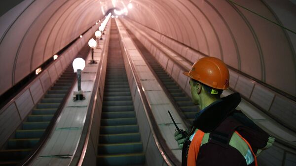 Рабочий у эскалатора строящейся станции московского метро Окружная Рабочий у эскалатора строящейся станции московского метро Окружная