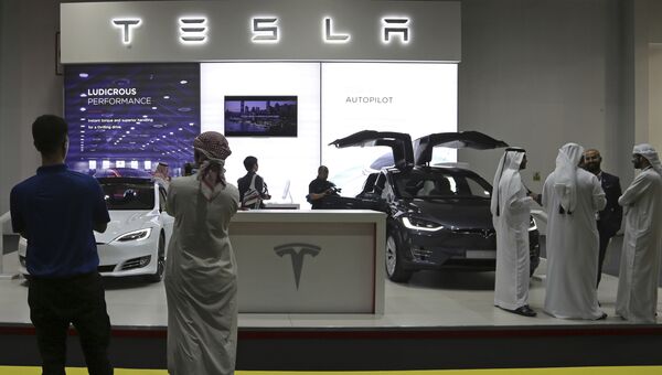 Стенд Tesla на автосалоне в Дубае Стенд Tesla на автосалоне в Дубае