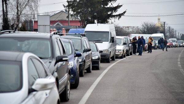 Автомобили на границе между Украиной и Польшей во время акции протеста против ужесточения таможенного контроля. Архивное фото Автомобили на границе между Украиной и Польшей во время акции протеста против ужесточения таможенного контроля. Архивное фото
