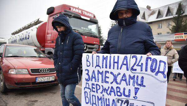 Участники акции протеста на границе между Украиной и Польшей против ужесточения таможенного контроля, запрета на перевозку товаров через границу больше определенной суммы Участники акции протеста на границе между Украиной и Польшей против ужесточения таможенного контроля, запрета на перевозку товаров через границу больше определенной суммы