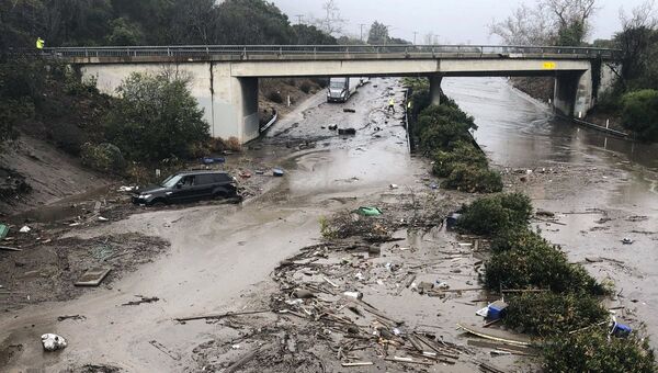 Автомагистраль США 101 затоплена сточной водой из Монтесито-Крик в Монтесито, Калифорния, США. 9 января 2018 Автомагистраль США 101 затоплена сточной водой из Монтесито-Крик в Монтесито, Калифорния, США. 9 января 2018