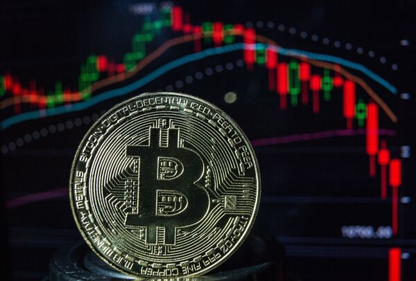 Монета с логотипом криптовалюты биткоин Монета с логотипом криптовалюты биткоин