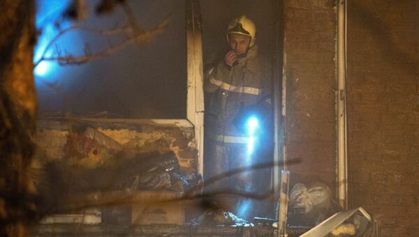 Сотрудник МЧС на месте взрыва газа в жилом доме по 5-й Кордной улице в Омске. 12 января 2018 Сотрудник МЧС на месте взрыва газа в жилом доме по 5-й Кордной улице в Омске. 12 января 2018