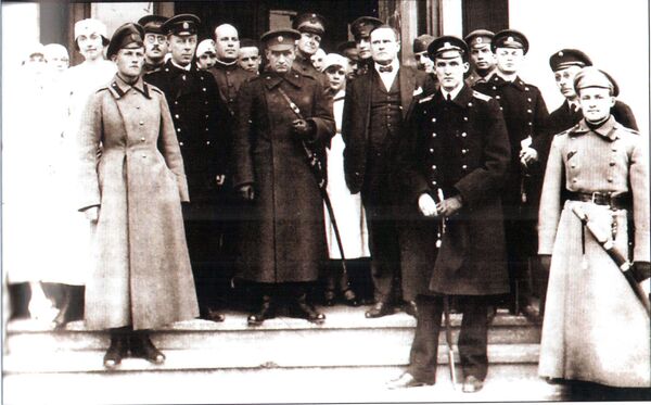 Адмирал Колчак, его офицеры и представители союзников. 1919 год Адмирал Колчак, его офицеры и представители союзников. 1919 год