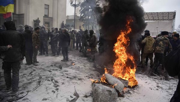 Митингующие жгут покрышки у здания Верховной рады Украины в Киеве Митингующие жгут покрышки у здания Верховной рады Украины в Киеве