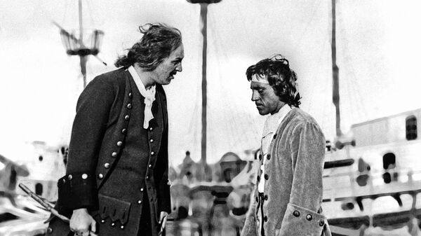 Кадр из кинофильма Сказ о том, как царь Петр арапа женил. 1976 г. Киностудия Мосфильм. Режиссер Александр Митта. В роли царя Петра - артист Алексей Петренко (слева), в роли арапа - артист Владимир Высоцкий Кадр из кинофильма Сказ о том, как царь Петр арапа женил. 1976 г. Киностудия Мосфильм. Режиссер Александр Митта. В роли царя Петра - артист Алексей Петренко (слева), в роли арапа - артист Владимир Высоцкий