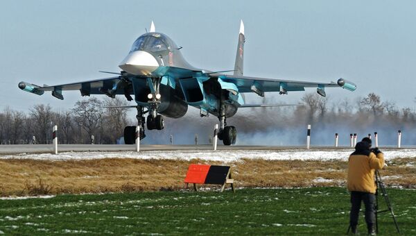 Истребитель-бомбардировщик Су-34 во время посадки на автотрассу в Ростовской области в ходе летно-тактических учений 4-й армии ВВС и ПВО Южного военного округа Истребитель-бомбардировщик Су-34 во время посадки на автотрассу в Ростовской области в ходе летно-тактических учений 4-й армии ВВС и ПВО Южного военного округа