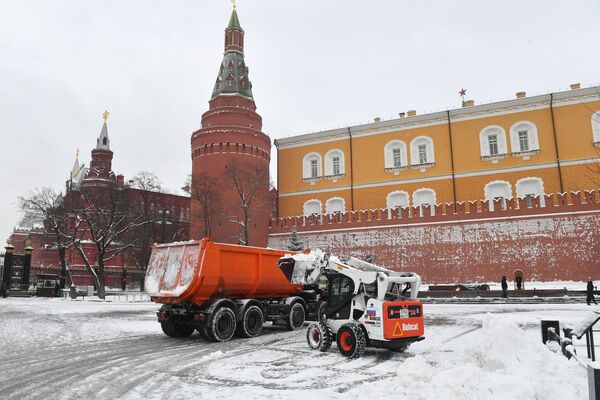 Снегоуборочная техника коммунальных служб Москвы во время ликвидации последствий сильного снегопада на Манежной площади возле Могилы Неизвестного Солдата Снегоуборочная техника коммунальных служб Москвы во время ликвидации последствий сильного снегопада на Манежной площади возле Могилы Неизвестного Солдата