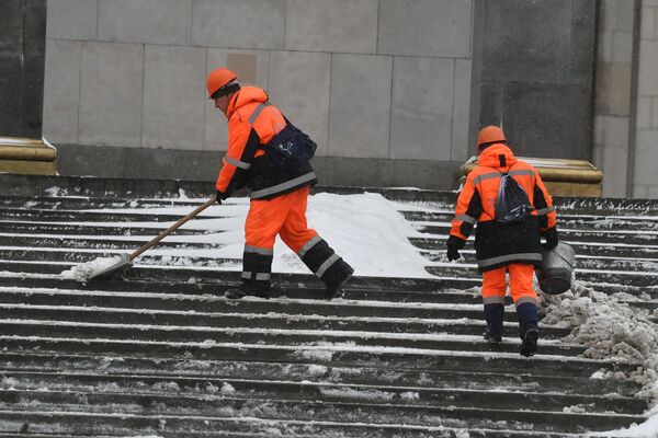 Сотрудники коммунальных служб Москвы во время ликвидации последствий сильного снегопада Сотрудники коммунальных служб Москвы во время ликвидации последствий сильного снегопада