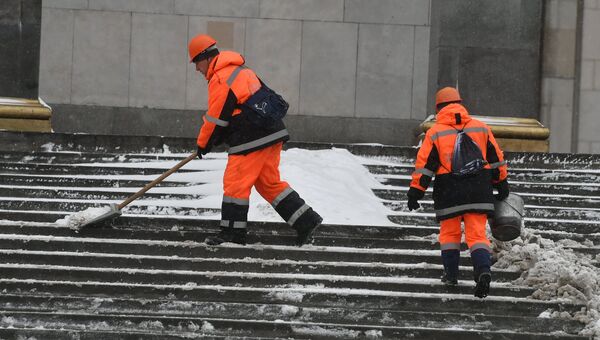 Сотрудники коммунальных служб Москвы во время ликвидации последствий сильного снегопада Сотрудники коммунальных служб Москвы во время ликвидации последствий сильного снегопада