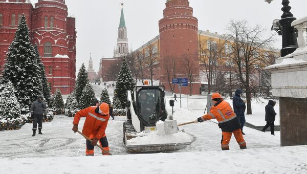 Сотрудники коммунальных служб Москвы ликвидируют последствия сильного снегопада на Манежной площади Сотрудники коммунальных служб Москвы ликвидируют последствия сильного снегопада на Манежной площади