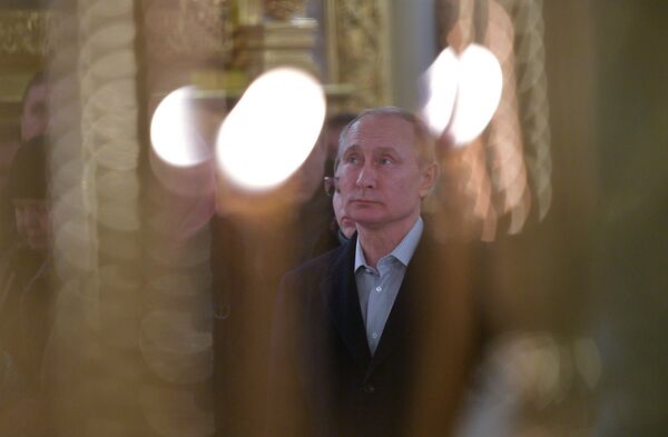 Президент РФ Владимир Путин во время литургии в православный праздник Крещения Господня в соборе мужского монастыря Нило-Столобенской пустыни Президент РФ Владимир Путин во время литургии в православный праздник Крещения Господня в соборе мужского монастыря Нило-Столобенской пустыни