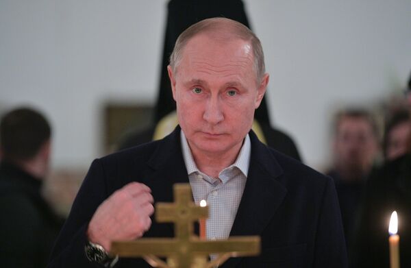 Президент РФ Владимир Путин во время литургии в православный праздник Крещения Господня в соборе мужского монастыря Нило-Столобенской пустыни Президент РФ Владимир Путин во время литургии в православный праздник Крещения Господня в соборе мужского монастыря Нило-Столобенской пустыни