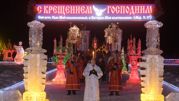 Верующие во время службы в Крещенский сочельник на Раифском озере неподалеку от Раифского Богородицкого мужского монастыря в Зеленодольском районе республики Татарстан Верующие во время службы в Крещенский сочельник на Раифском озере неподалеку от Раифского Богородицкого мужского монастыря в Зеленодольском районе республики Татарстан