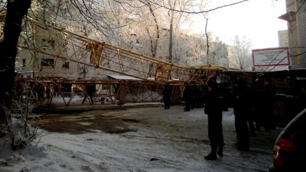 Обрушение строительного башенного крана на жилой двухэтажный дом в Кирове Обрушение строительного башенного крана на жилой двухэтажный дом в Кирове