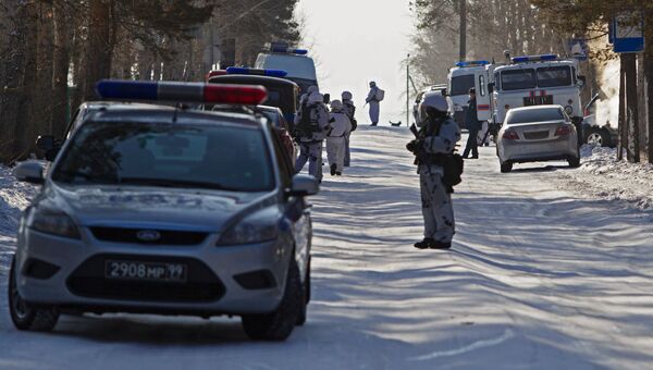 Автомобили правоохранительных органов и МЧС России в микрорайоне Сосновый бор города Улан-Удэ, где произошло нападение на учеников и преподавателя школы №5. Архивное фото Автомобили правоохранительных органов и МЧС России в микрорайоне Сосновый бор города Улан-Удэ, где произошло нападение на учеников и преподавателя школы №5. Архивное фото