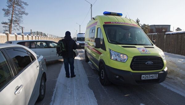 Автомобиль реанимации в микрорайоне Сосновый бор города Улан-Удэ, где произошло нападение на учеников и преподавателя школы №5 Автомобиль реанимации в микрорайоне Сосновый бор города Улан-Удэ, где произошло нападение на учеников и преподавателя школы №5