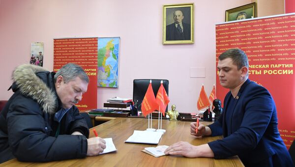 Волонтер в предвыборном штабе кандидата в президенты РФ, председателя коммунистической партии Коммунисты России Максима Сурайкина Волонтер в предвыборном штабе кандидата в президенты РФ, председателя коммунистической партии Коммунисты России Максима Сурайкина