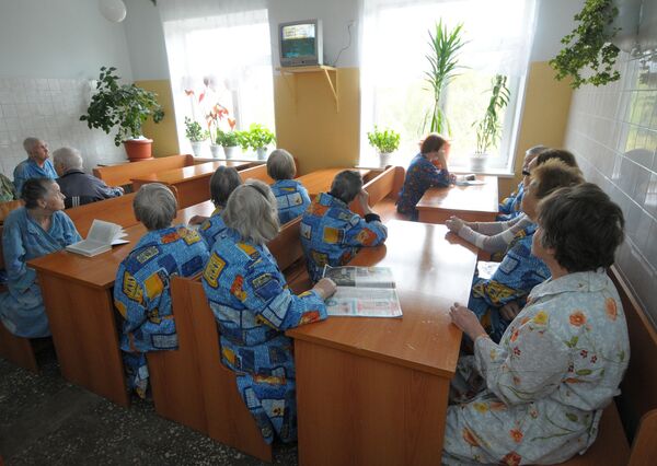 Пациенты психоневрологической больницы смотрят телевизор Пациенты психоневрологической больницы смотрят телевизор