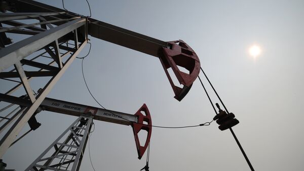 Добыча нефти. Архивное фото Добыча нефти. Архивное фото