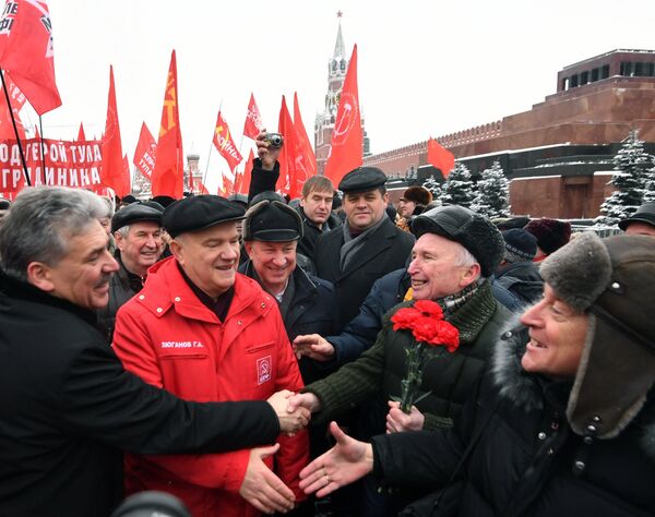 Кандидат в президенты РФ Павел Грудинин и руководитель фракции политической партии КПРФ Геннадий Зюганов перед возложением цветов и венков к Мавзолею В.И. Ленина Кандидат в президенты РФ Павел Грудинин и руководитель фракции политической партии КПРФ Геннадий Зюганов перед возложением цветов и венков к Мавзолею В.И. Ленина