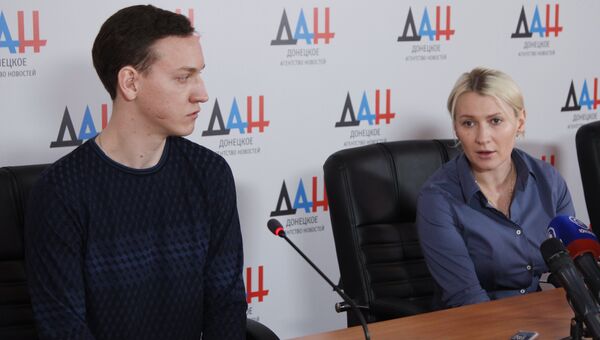 Уполномоченный по правам человека в Донецкой народной республике Дарья Морозова и освобожденный из украинского плена Андрей Дементьев на пресс-конференции в Донецке. 22 января 2018 Уполномоченный по правам человека в Донецкой народной республике Дарья Морозова и освобожденный из украинского плена Андрей Дементьев на пресс-конференции в Донецке. 22 января 2018