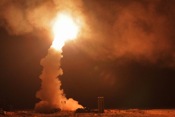 Ночной пуск ракет зенитными ракетными системами С-400 Триумф на полигоне Ашулук в Астраханской области во время тактических учений войск ВКО РФ Ночной пуск ракет зенитными ракетными системами С-400 Триумф на полигоне Ашулук в Астраханской области во время тактических учений войск ВКО РФ