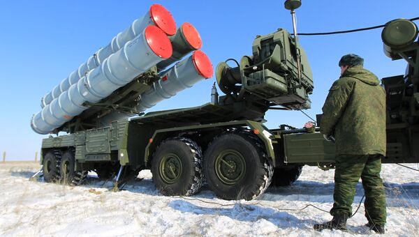 Пусковая установка зенитных ракет комплекса С-400. Архивное фото Пусковая установка зенитных ракет комплекса С-400. Архивное фото