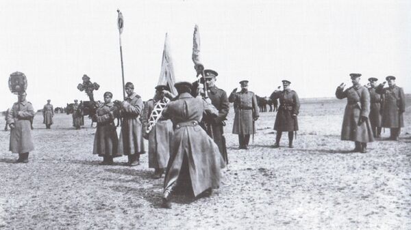 Верховный правитель Александр Колчак вручает полковое знамя, 1919 год Верховный правитель Александр Колчак вручает полковое знамя, 1919 год