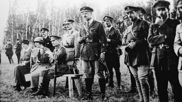А.В. Тимирева, адмирал А. В. Колчак, глава британской миссии генерал А. Нокс и английские офицеры на учениях. Восточный фронт, 1919 год А.В. Тимирева, адмирал А. В. Колчак, глава британской миссии генерал А. Нокс и английские офицеры на учениях. Восточный фронт, 1919 год