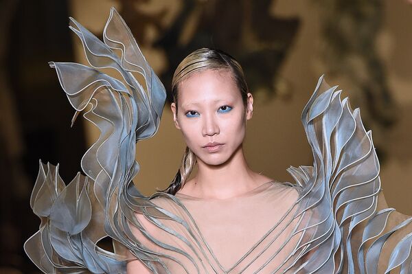 Показ коллекции Iris Van Herpen в рамках Недели высокой моды в Париже Показ коллекции Iris Van Herpen в рамках Недели высокой моды в Париже