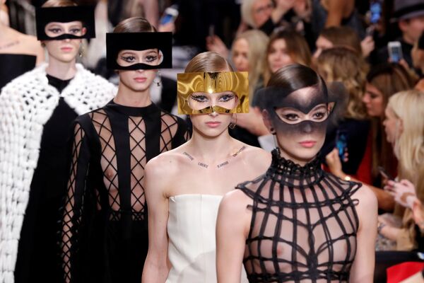 Показ коллекции Maria Grazia Chiuri для дома моды Christian Dior в рамках Недели высокой моды в Париже Показ коллекции Maria Grazia Chiuri для дома моды Christian Dior в рамках Недели высокой моды в Париже